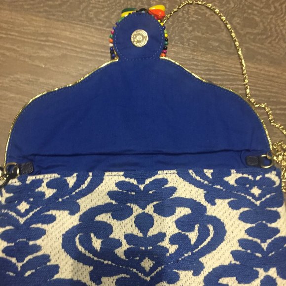 ⭐Host Pick⭐ Beautiful embroidered convertible clutch w gold chain and beadwork - Picture 5 of 5